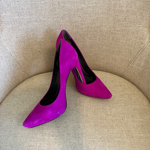Rachel Roy 'Gardner' 5' high heel pump. 8.5 size Fuchsia suede leather. - Picture 4 of 7